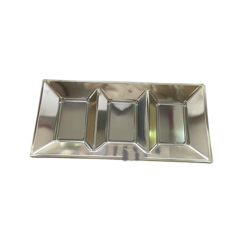 Strieborný plastový podnos na občerstvenie s 3 mriežkami